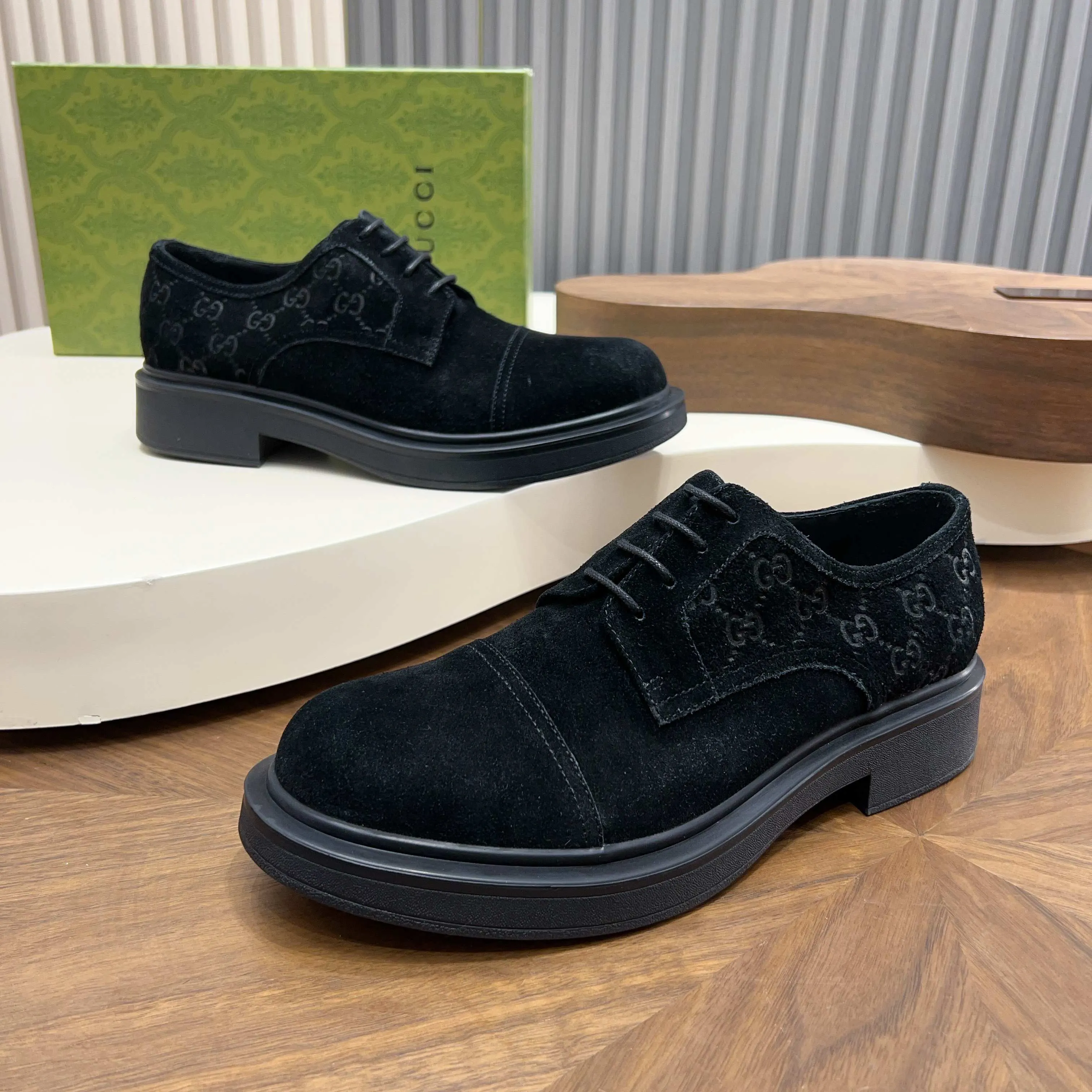 💰780 Gucci/Gucci new men’s lace-up shoes with GG details, matte cow leather derby shoes! The design of this men's lace-up shoe is rooted in the brand's heritage. Crafted from premium waxed cow leather, it is embellished with GG printed embossed suede leather details, a nod to Gucci's iconic monogram. The rubber sole decorated with GG pattern adds a touch of modern fashion to this design. Typical three-joint style design. European and American classic version, full calfskin lining. The overall upper texture is soft and the lining is comfortable and breathable. 2CM thickened soft rubber sole, easy to control. Versatile and stylish upper foot, multiple colors available to meet different matching needs, complete package! Size: 39-40-41-42-43-44 leather shoe size (38.45.46 can be customized)